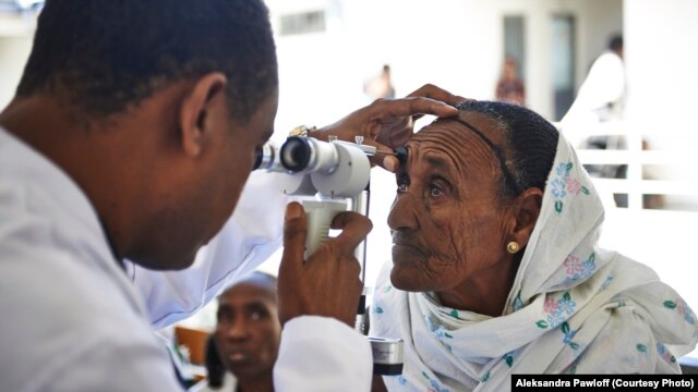 Dokter mata Ethiopia Dr. Tilahun Kiros memeriksa mata seorang pasien di Rumah Sakit Mata Quiha di Mekelle, Ethiopia.
