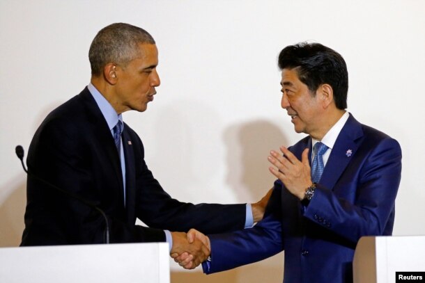 Tổng thống Hoa Kỳ Barack Obama bắt tay Thủ tướng Nhật Bản Shinzo Abe sau cuộc họp song phương tại Hội nghị Thượng đỉnh G7 ở Shima, Nhật Bản, ngày 25 tháng 5 năm 2016.