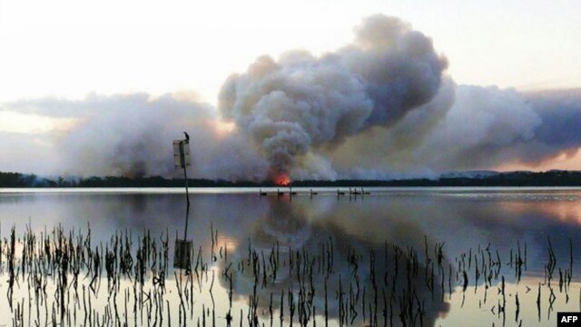 Smoke billows as a bushfire burns near Green Point in New South Wales, January 8, 2013.