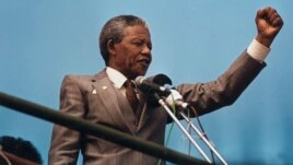 نلسن مندیلا، رهبر جنبش ضد اپارتاید و اولین رئیس جمهور سیاه پوست افریقای جنوبی 
