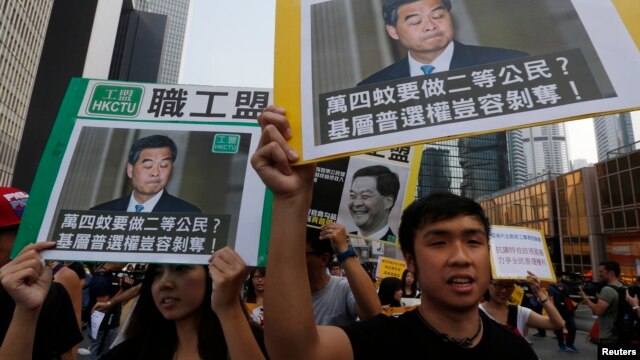Binh viên biểu tình đòi dân chủ cầm biểu ngữ tuần hành tới tư gia của ông Lương Chấn Anh tại Hong Kong, ngày 22/10/2014.