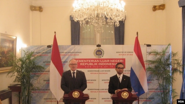 Pernyataan bersama Menteri Luar Negeri Marty Natalegawa dengan Menteri Luar Negeri Belanda Frans Timmermans di Jakarta. (VOA/Andylala Waluyo)