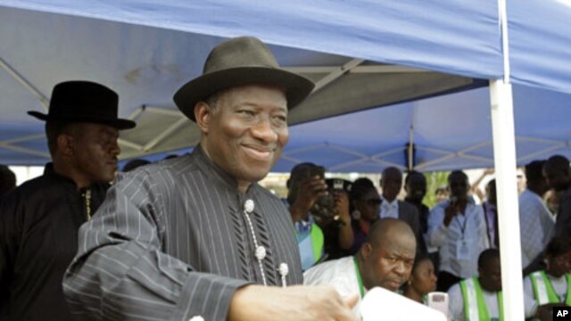 Nigerian President Goodluck Jonathan casts his ballot in his home village of Otuoke, Bayelsa state, April 16, 2011