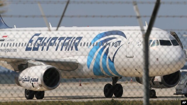 Máy bay bị không tặc của EgyptAir hạ cánh xuống sân bay Larnaca, Đảo Síp, ngày 29/3/2016.