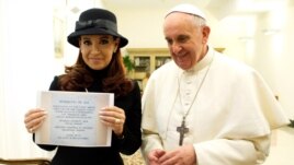 Pope Francis with Argentine President Cristina Fernandez, holding a picture of a plaque commemorating the 1984 peace and friendship treaty between Argentina and Chile, March 18, 2013.