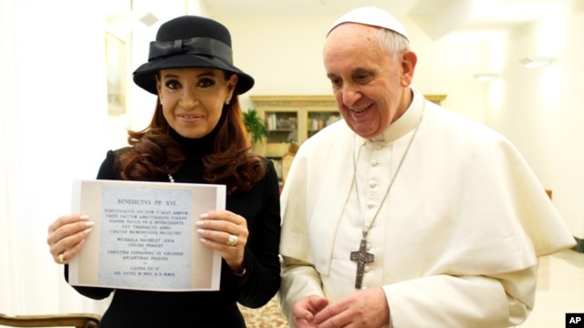Pope Francis with Argentine President Cristina Fernandez, holding a picture of a plaque commemorating the 1984 peace and friendship treaty between Argentina and Chile, March 18, 2013.