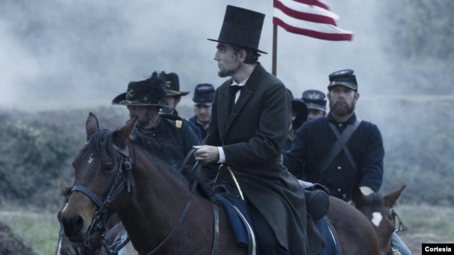 Aktor Daniel Day Lewis berperan sebagai presiden AS ke-16 Abraham Lincoln. (Foto: Dok)