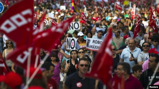 People take part in a demonstration called for by trade unions against government spending cuts, austerity measures and labor reform, in Madrid, June 20, 2012.