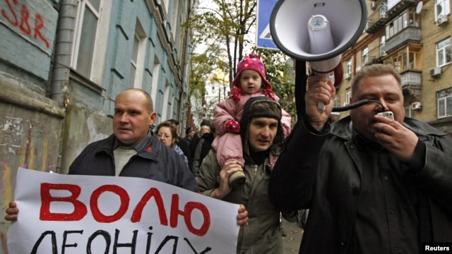Ukrainian human rights and opposition activists protest in central Kiev, October 27, 2012. 