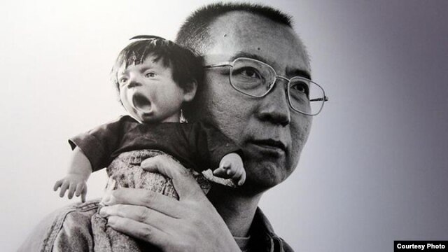 刘霞作品之一的刘晓波与玩偶（网络图片）