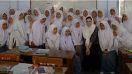 Claire Hefner tengah melakukan penelitian untuk studinya di bidang Antropologi di Indonesia (foto/dok: Claire Hefner)