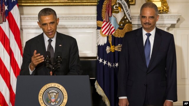 Tổng thống Obama và Bộ trưởng Tư pháp Eric Holder (phải) trong buổi loan báo quyết định từ chức của ông Holder, 25/9/14