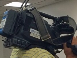 在六四纪念活动现场“采访”的新华社记者。（美国之音安华拍摄）