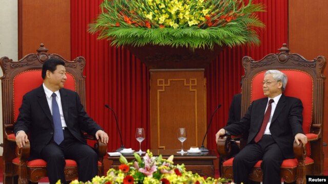 Chủ tịch Trung Quốc Tập Cận Bình gặp Tổng Bí thư Nguyễn Phú Trọng tại Hà Nội trong chuyến thăm Việt Nam hồi tháng 12, 2011. (Ảnh tư liệu)