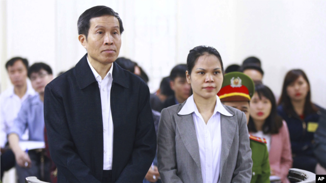 Blogger Nguyễn Hữu Vinh (tức Anh Ba Sàm) và trợ lý Nguyễn Thị Minh Thúy trong phiên tòa xét xử tại Hà Nội, ngày 23 tháng 3, 2016. 