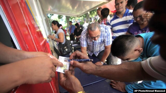 Ciudadanos venezolanos obtienen identificaciones que les permitirán votar este domingo en las elecciones presidenciales.