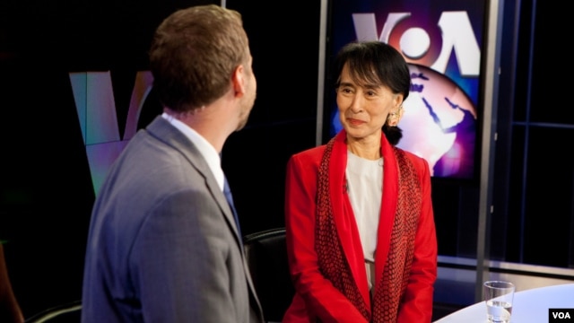 VOA's Scott Stearns interviews Burmese opposition leader Aung San Suu Kyi at VOA in Washington D.C., Tuesday, Sept. 18, 2012. (VOA/A. Klein) 