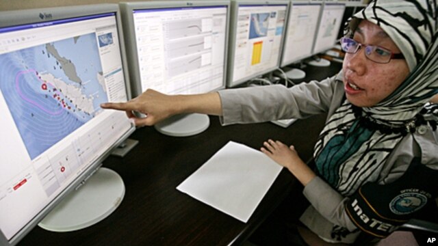 An official points the map on a computer screen during a tsunami drill at the Meteorology and Geophysical Agency in Jakarta, 12 October 2011.