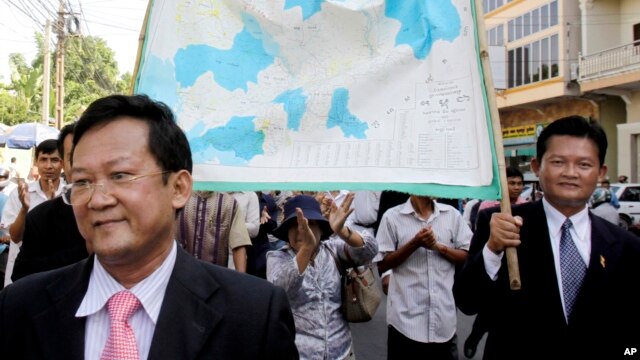 Các nhà lập pháp đảng đối lập Sam Rainsy và những người ủng hộ xuống đường ở Phnom Penh cầm theo bản đồ Campuchia.