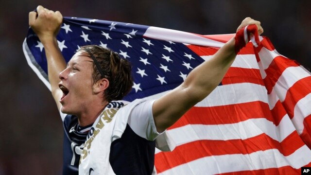 Abby Wambach mừng chiến thắng sau trận đấu với Nhật Bản tại Thế vận hội mùa hè năm 2012 tại London. 