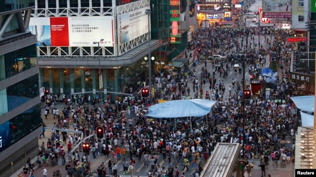 民主派抗議者堵住香港旺角購物區的一處主要路口。（2014年10月4日）