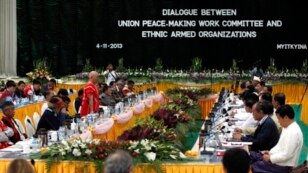 ႏိုဝင္ဘာလအတြင္းက အစိုးရနဲ႔ လက္နက္ကိုင္တုိင္းရင္းသားအဖဲြ႔ေတြၾကား ၿငိမ္းခ်မ္းေရးသေဘာတူညီခ်က္ရဖို႔ ကခ်င္ျပည္နယ္၊ ျမစ္ႀကီးနားၿမိဳ႕မွာ ေဆြးေႏြးခဲ့ၾကစဥ္က KNU ေျပာခြင့္ရသူ စကားေျပာၾကားေနစဥ္။
