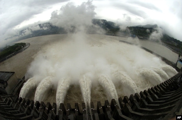 三峡大坝开闸放水，以降低宜昌水库的水位（2007年6月20日）