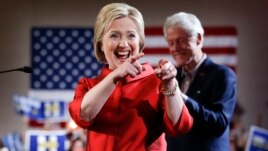 Bà Hillary Clinton chào mừng các ủng hộ viên cùng với phu quân, cựu Tổng thống Bill Clinton, tại Las Vegas, hôm 20/2.