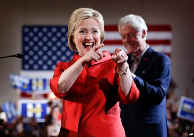 Hillary Clinton vẫy chào người ủng hộ cùng với chồng, cựu Tổng thống Bill Clinton, tại một hội nghị đầu phiếu ở thành phố Las Vegas, bang Nevada, ngày 20 tháng 2, 2016.