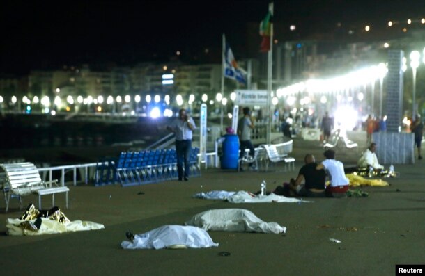 Thi thể nạn nhân được phủ trong các tấm vải tại hiện trường vụ tấn công bằng xe tải ở Nice, Pháp, ngày 15/7/2016.