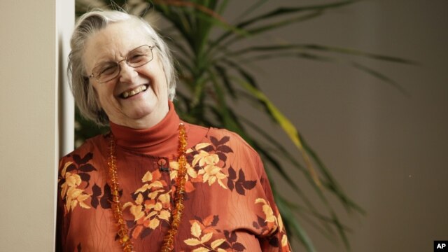 Elinor Ostrom, nació el 7 de agosto de 1933, en Los Ángeles, y ganó el Premio Nobel en Ciencias Económicas en el año 2009.