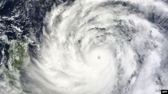 美国航空航天局的卫星图片显示台风“天兔”正在接近菲律宾和台湾南部地区。