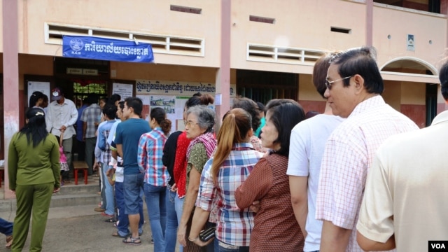 Cử tri xếp hàng chờ bỏ phiếu tại thị trấn Kampong Cham, phía đông bắc của thủ đô Phnom Penh (Ảnh: Heng Reaksmey/VOA Khmer) 