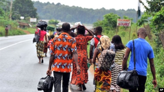 Families flee from the Abobo district of Abidjan, February 23, 2011