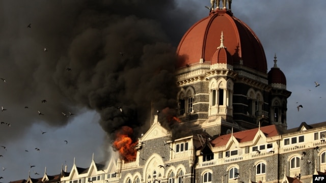Khói lửa bốc lên từ khách sạn Taj Mahal ở Mumbai ngày 27/11/2008