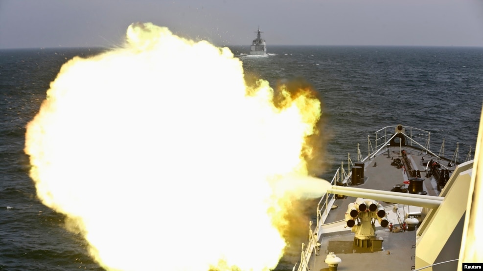 Tàu của hải quân Trung Quốc nã pháo trong một cuộc tập trận chung năm 2014. 