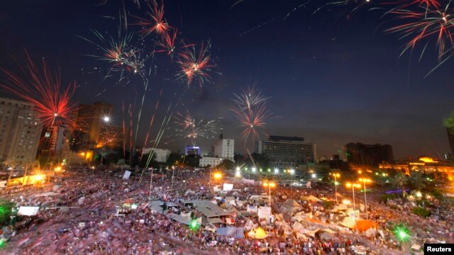 Pháo bông tỏa sáng trên bầu trời trong khi người biểu tình chống Tổng thống Morsi tụ họp tại Quảng trường Tahrir trong thủ đô Cairo của Ai Cập, 2/7/13