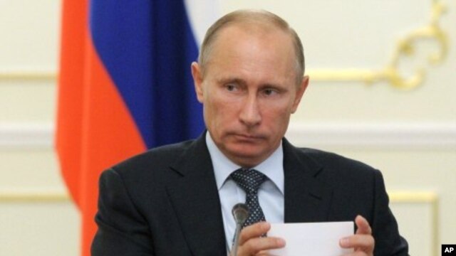 Russian Prime Minister Vladimir Putin chairs a meeting with officials in the Novo-Ogaryovo residence outside Moscow (File Photo - September 29, 2011).