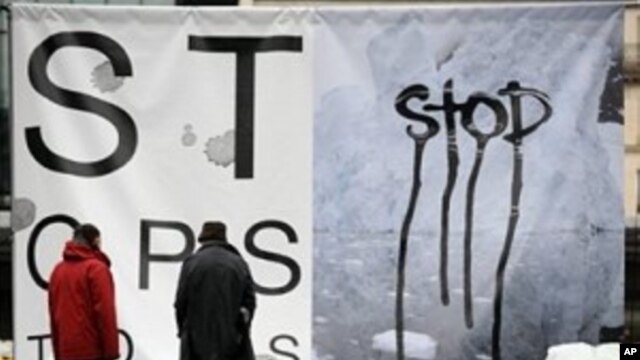 A creation by French artist Francois Barge 'Message de glace' (Ice Message), made of three 400 kg ice cubes, to denounce global warming on the eve of the December 7-18 UN climate conference in Copenhagen, 06 Dec 2009