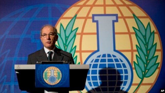 ဓာတုလက္နက္တားဆီးေရးႏိုင္ငံတကာအဖဲြ႔ (OPCW) ရဲ႕ အမႈေဆာင္ညႊန္ၾကားေရးမႉးခ်ဳပ္ Ahmet Uzumcu က ႏိုဘယ္လ္ ၿငိမ္းခ်မ္းေရးဆု ရရွိမႈအေပၚ နယ္သာလန္ႏိုင္ငံ၊ The Hague ၿမိဳ႕သတင္းစာရွင္းလင္းပဲြမွာ မွတ္ခ်က္ေပးေျပာၾကားစဥ္။ (ေအာက္တိုဘာ ၁၁၊ ၂၀၁၃)။