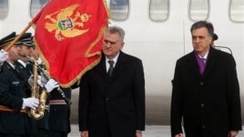 Predsednici Srbije i Crne Gore, Tomislav Nikolić i Filip Vujanović na aerodromu u Golubovcima (AP Photo/Risto Bozovic)