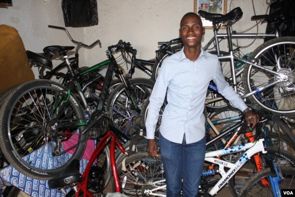 Jeffrey Mulaudzi, a former bicycle thief, is now a successful entrepreneur and founder of Alexandra Bicycle Tours. (D. Taylor/VOA)