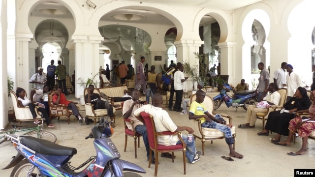 Protesters occupy Mali's presidential palace in the capital Bamako, May 21, 2012. 