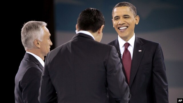 El presidente Barack Obama es saludado por el presidente de Univision César Conde (centro) y el presentador Jorge Ramos, en marzo de 2011.