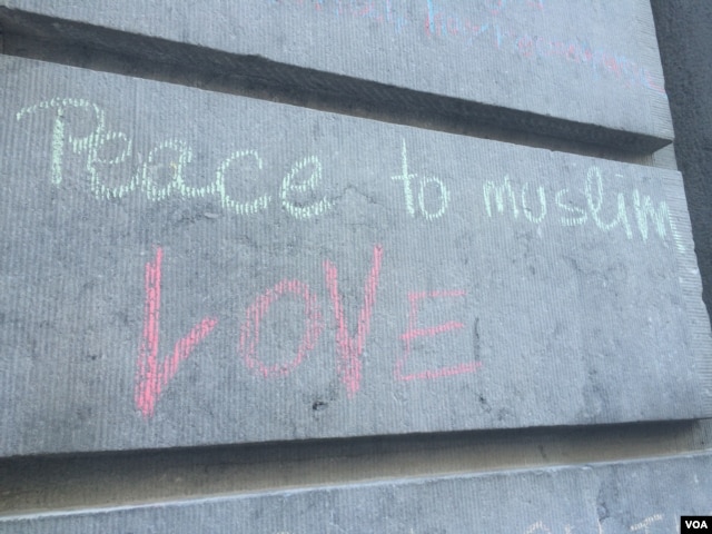 Three days after the attack, locals continue to write chalk messages on walls and sidewalks, mostly expressing solidarity with the victims and their fellow countrymen in Brussels, March 25, 2016. (H. Murdock/VOA)