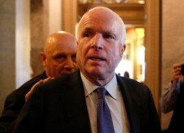 Thượng nghị sĩ Mỹ John McCain sau một cuộc họp tại Thượng viện.