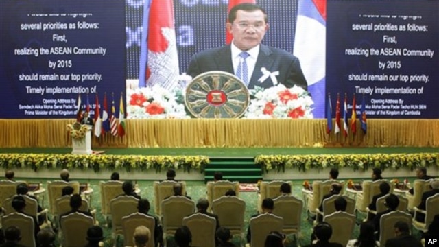 Thủ tướng Campuchia Hun Sen phát biểu tại phiên khai mạc Hội nghị thượng đỉnh thường niên của Hiệp Hội các Quốc gia Đông Nam Á tại Phnom Penh,  ngày 18/11/2012.