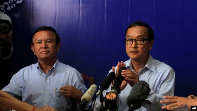 Lãnh tụ đảng Cứu Quốc Campuchia Sam Rainsy trong cuộc họp báo tại Phnom Penh, ngày 25/9/2013.