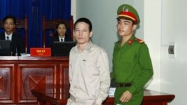 Nông dân Đoàn Văn Vương ra tòa ở Hải Phòng, ngày 2/4/13. Phiên xử kết thúc ngày 5/4 với bản án 5 năm tù đối với cho ông Vươn.