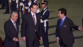 El presidente del gobierno español, Mariano Rajoy, centro, llega a Santiago de Chile para asistir a la cumbre del Celac y la Unión Europea.
